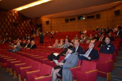 alt="Zdjęcie z widokiem na salę kina TUR, widać osobny przybyłe na debatę."