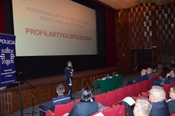 Komendant Powiatowy Policji w Turku  mł.insp. Michał Grzelak przedstawia pokaz slajdów z profilaktyką społeczną
