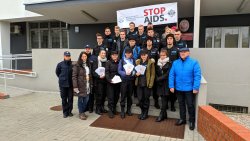alt=&quot; Uczniowie Zespołu Szkół Rolniczych w Kaczkach Średnich wraz z opiekunami i policjantami. W tle budynek KPP w Turku.&quot;
