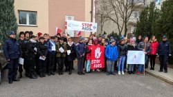 alt=&quot; Grupa dzieci i młodzieży przed budynkiem PSSE w Turku. Z opiekunami oraz policjantami. &quot;