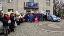 alt=&quot; Uczniowie, opiekunowie, policjanci przed Miejskim Domem Kultury w Turku.&quot;