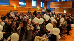 alt=&quot; Zebrani goście uczniowie, opiekunowie w Miejskiego Domu Kultury w Turku przed prelekcją.&quot;