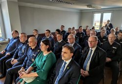 alt=&quot;Widok na zebranych gości, policjantów i pracowników w sali konferencyjnej KPP w Turku.&quot;