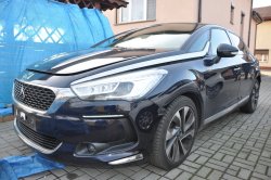 alt=&quot;Ujawniony Citroen DS5 na posesji, widok z przodu.&quot;