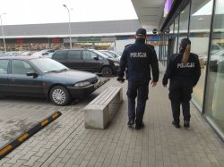 alt=&quot; Policjant i policjantka w umundurowaniu służbowym w trakcie patrolu w galerii w Turku.&quot;