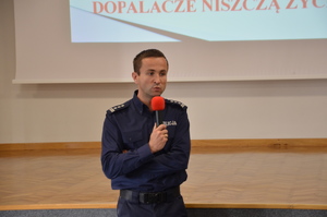 alt=&quot;Komendant Powiatowy Policji w Turku insp. Michał Grzelak podczas wystąpienia.&quot;