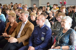 alt=&quot;Widok na salę i siedzących w pierwszym rzędzie gości.&quot;