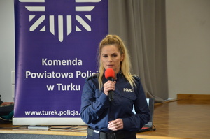 alt=&quot;asp. Marzena Kwaśna z KPP w Turku podczas prelekcji.&quot;