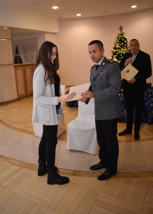 alt=&quot;Wręczenie stypendiów naukowych przez insp. Michała Grzelaka.&quot;