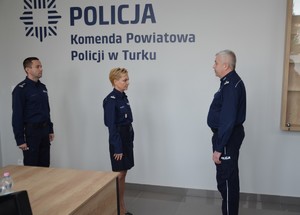 alt=&quot; Naczelnik Wydziału Prewencji składa meldunek podinsp. Violeccie Mójta Zcy Komendanta Wojewódzkiego Policji w Poznaniu.&quot;